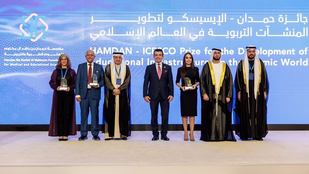 كرّم الشيخ راشد بن حمدان بن راشد آل مكتوم الرئيس الأعلى  لمؤسسة حمدان بن راشد آل مكتوم للعلوم الطبية والتربوية، في 